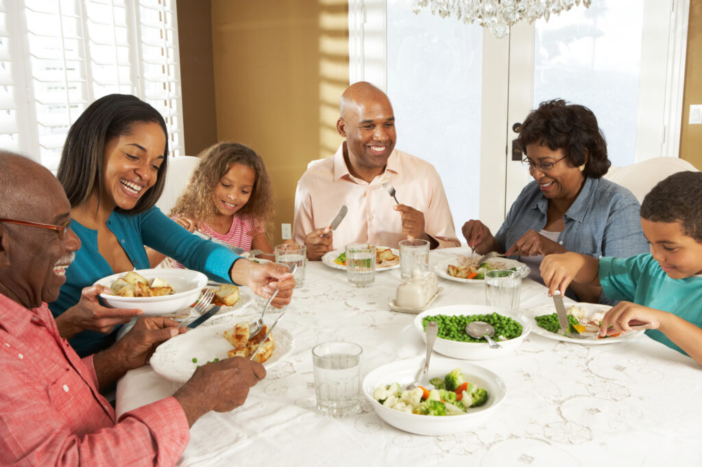 família comendo alimentação saudável